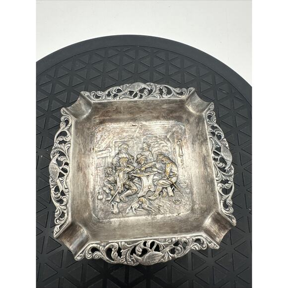 Vintage Advertising Ashtray Falcon Brewery Amsterdam Colonial Scene Metal Colle - Picture 1 of 5